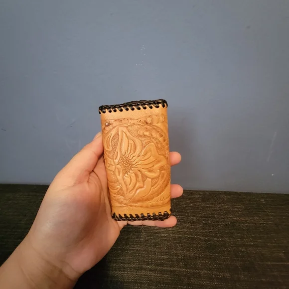 ❗CLOSET LIQUIDATION❗️Vintage tooled leather key holder - Picture 2 of 11